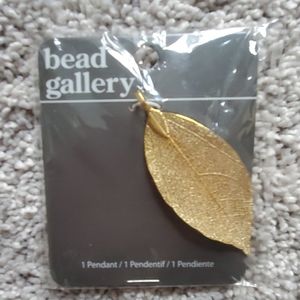 NWT GOLD TONE LEAF